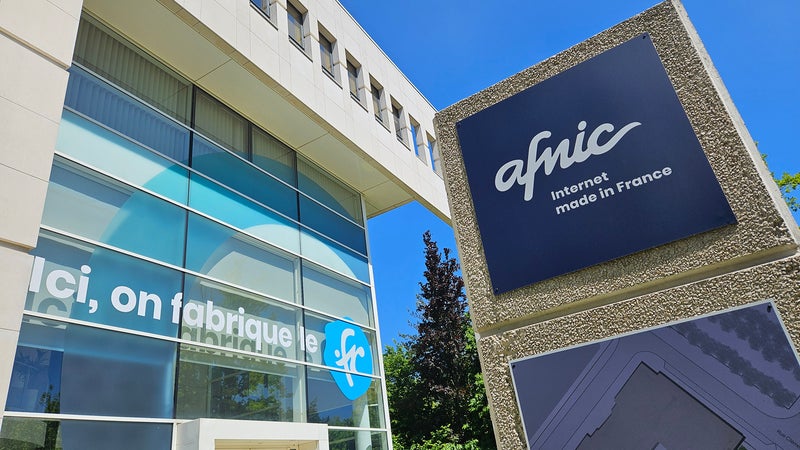 À l'approche de la présidentielle, pour rire ou faire de l’argent, tous les coups sont permis: comment l'Afnic, qui gère les noms de domaine en .fr, protège le web des tentatives de "typosquating"?