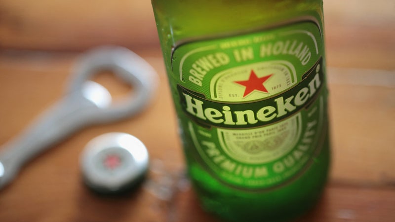 Les anti-obésités font maigrir les patients mais aussi les ventes de bières: au Royaume-Uni, Heineken prévient les pubs et restaurants et leur explique comment s'adapter