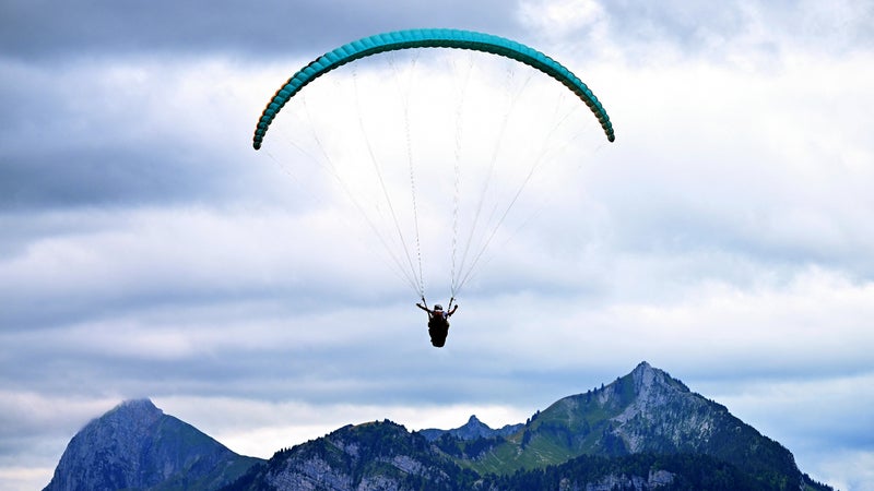 Un parapentiste est mort après une chute dans la Manche à proximité du Cap de Carteret