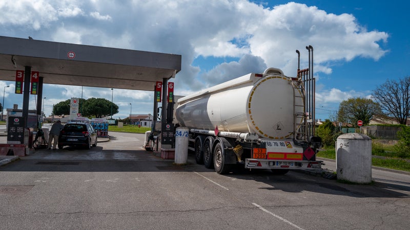 "Tout" faire pour "éviter" les pénuries: exceptionnellement, les camions qui livrent les stations-service pourront circuler le dimanche jusqu'au 12 octobre