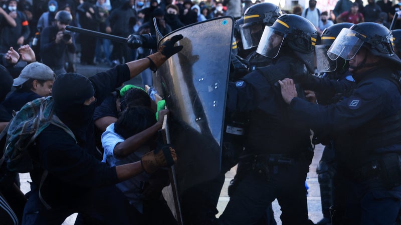 DOCUMENTS BFMTV. "On n'est pas loin du drame": des policiers déployés depuis le début du mouvement lycéen témoignent face à des événements "de plus en plus compliqués à gérer"
