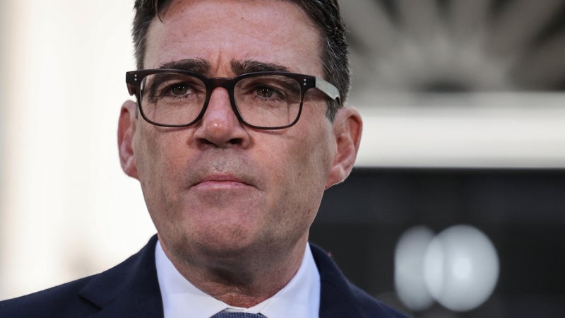 Il veut "offrir aux ménages un répit face à certains coûts du quotidien": au Royaume-Uni, le gouvernement d'Andy Burnham dévoile son premier budget mais "la marge de manoeuvre est limitée"