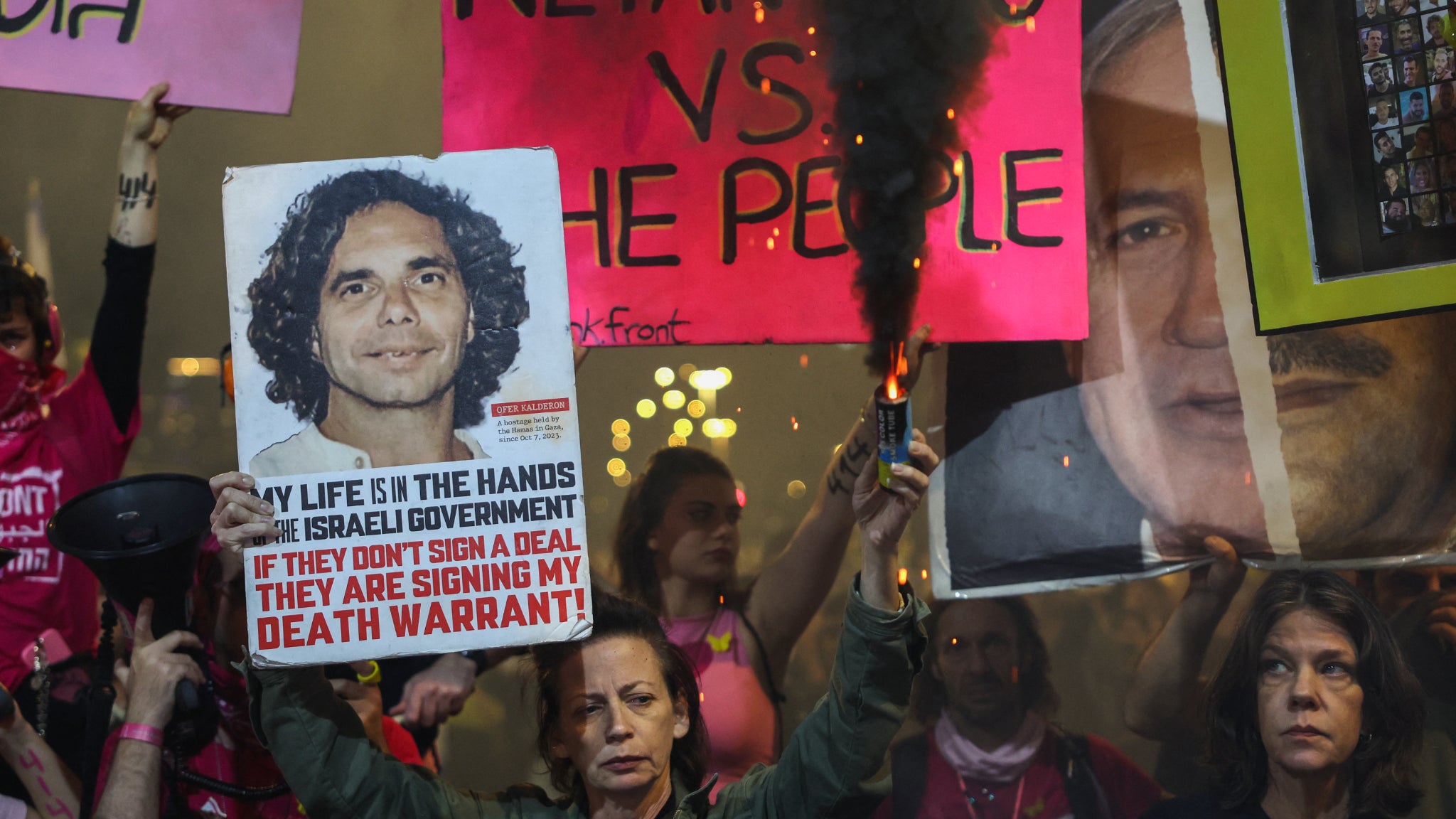 Des manifestants brandissent la photo de l'otage israélien Ofer Kalderon à Tel-Aviv le 23 novembre 2024