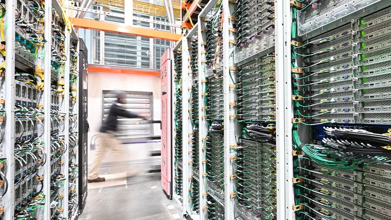 Les frappes iraniennes sur les data centers d'Amazon au Moyen-Orient ont entraîné la perte de données clients que le géant du cloud n'a pas pu restaurées