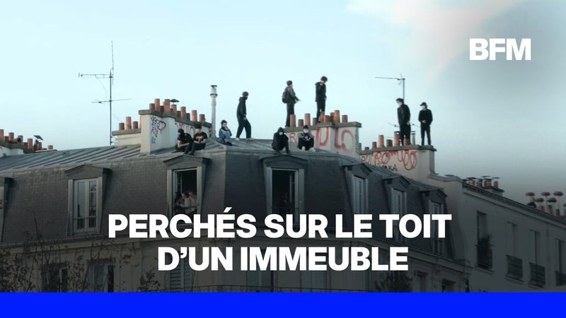 Mobilisation lycéenne: des jeunes aperçus sur le toit d’un immeuble place de la Bastille