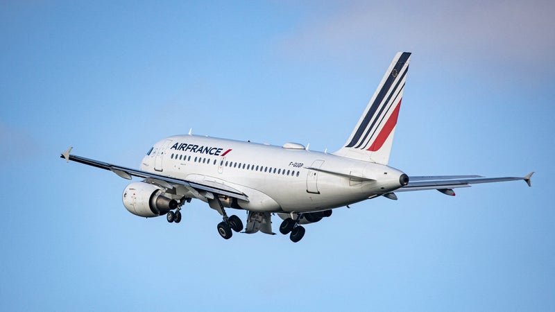 Air France a changé la trajectoire de 130 vols transatlantiques pour éviter de créer ces "nuages" artificiels: la compagnie aérienne a mené des tests pendant deux mois pour limiter les traînées de condensation qui aggravent le réchauffement climatique