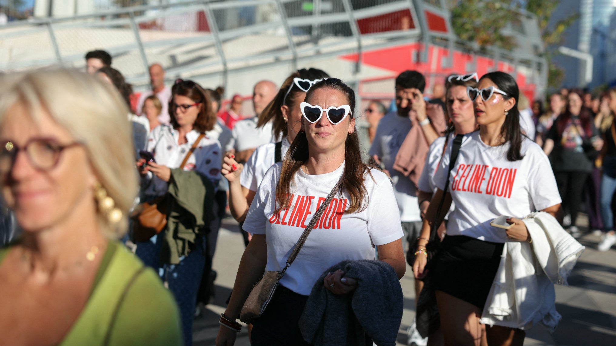 Les fans de Céline Dion arrivant à la Plenitude Arena à Nanterre, le 12 septembre 2026, pour le premier concert de la star depuis six ans.