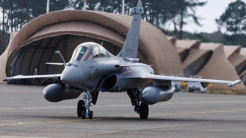 "Je me dis que j’ai peut-être gâché les vacances de 300 personnes": lors d'un entraînement, un pilote de Rafale détecte une fuite de carburant sur un avion privé qui déroute sa trajectoire vers Paris
