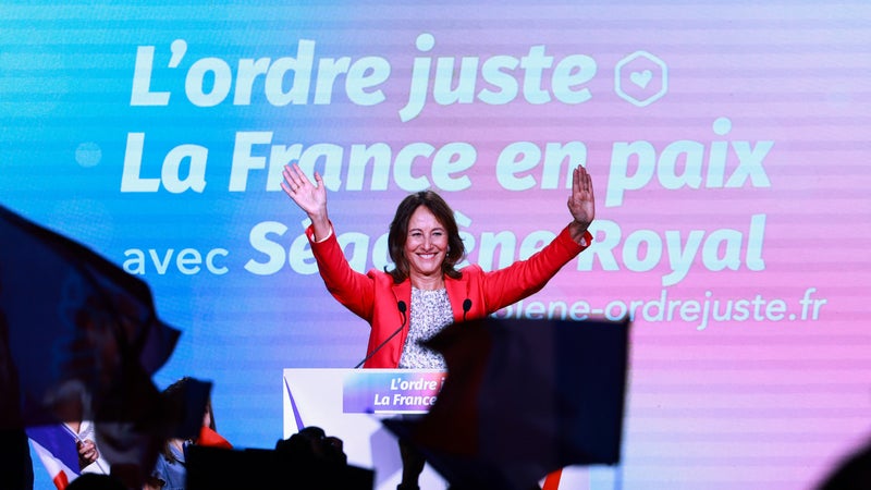 Moins piquante, faible affluence: Ségolène Royal remonte sur scène pour son premier meeting 15 ans après