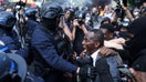 Le maire de Saint-Denis (Seine-Saint-Denis) Bally Bagayoko réagit alors qu'il se tient entre les manifestants et les policiers lors d'une manifestation d'élèves du lycée, à Paris, le 6 octobre 2026, dans le cadre d'un mouvement de protestation national concernant les conditions d'enseignement.