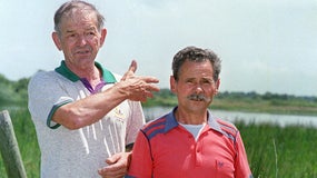 Raymond Mis (g) et Gabriel Thiennot (d), le 14 juin 1988, près de l'étang de Brenne où fut retrouvé le corps du garde-chasse Boistard en 1946 pour l'assassinat duquel ils furent à l'époque inculpés et condamnés