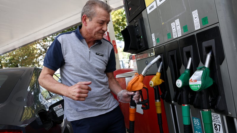 Jean-Luc Mélenchon veut bloquer les marges des raffineurs, c'est possible? On a décortiqué l'explosion des prix: jusqu'à 13 centimes par litre viennent de la hausse des marges