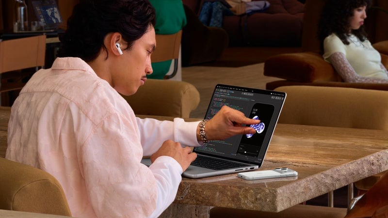 Dix ans après les PC, Apple lance son premier portable Oled et tactile: le Macbook Pro avec écran Proled XDR est plus fin, profite d'une Dynamic Island et coûte plus de 3.000 euros