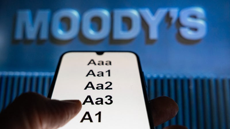 "On est une économie qui fait du surplace, avec des institutions chahutées": face à la dérive de ses finances publiques, l'agence Moody's s'apprête très probablement à dégrader la note de la France