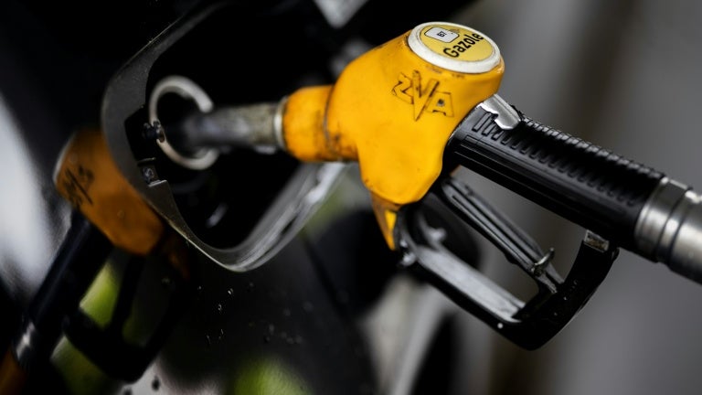 Prix du carburant: les préfets seront mobilisés pour que 350 stations "prioritaires" reçoivent les stocks de gazole libérés par l'Etat