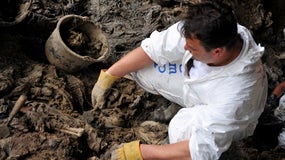 Un médecin légiste travaille sur les dépouilles afin de trouver l'origine du décès. 