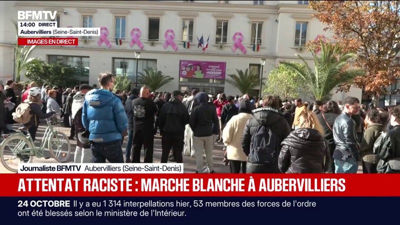 Attentat raciste à Trappes: plusieurs personnes rassemblées devant la mairie d'Aubervilliers, où une marche blanche en hommage à Pengo Bossio Wangi va bientôt s'élancer