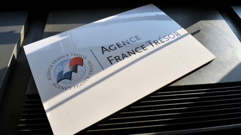 La France va emprunter un record de 340 milliards d'euros en 2027 pour refinancer sa dette et couvrir son déficit (80 milliards de plus qu'il y a 5 ans)