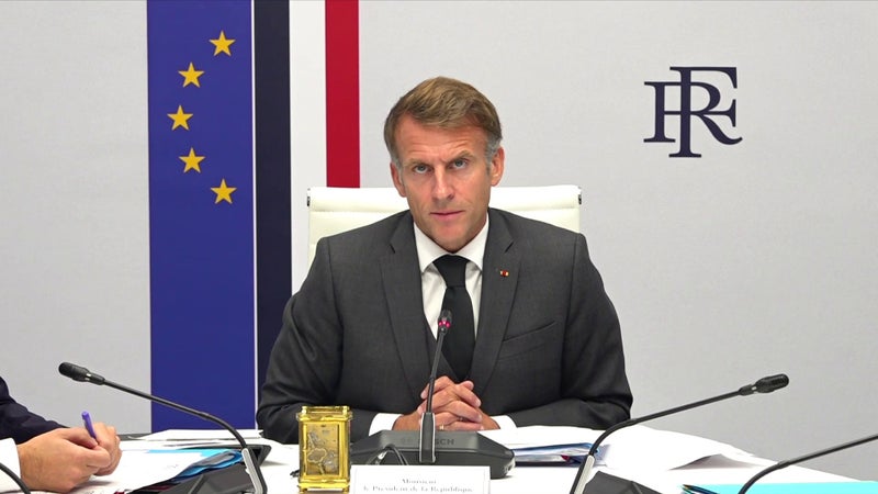 Violences du 17 octobre: Emmanuel Macron dénonce des "actes politiques et même séditieux" visant à "faire tomber la République"
