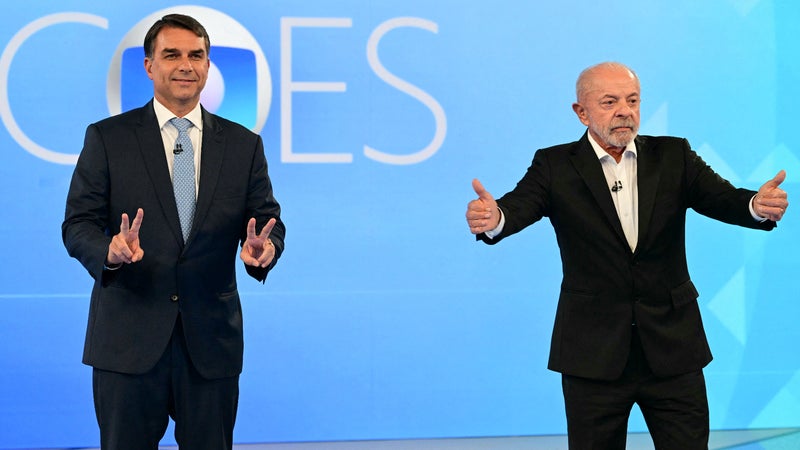Présidentielle au Brésil: Flavio Bolsonaro et Lula donnés au coude à coude dans les derniers sondages avant le second tour