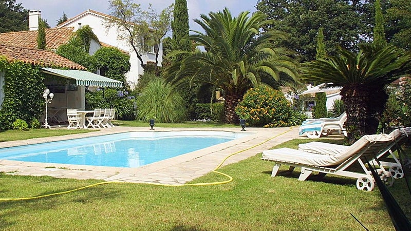 Il est désormais plus difficile d’obtenir un permis pour sa piscine: "Peut-on encore avoir des plaisirs?", enrage Joëlle Dago-Serry