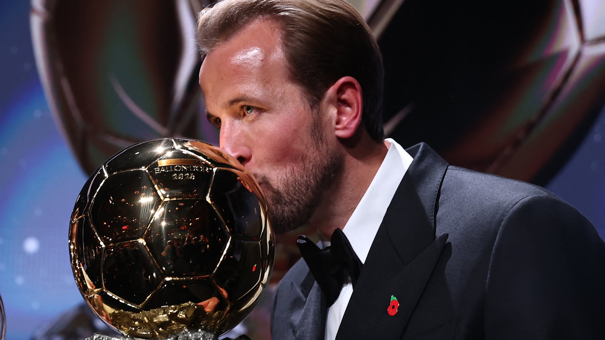Harry Kane avec le Ballon d'or 2026, le 26 octobre 2026.