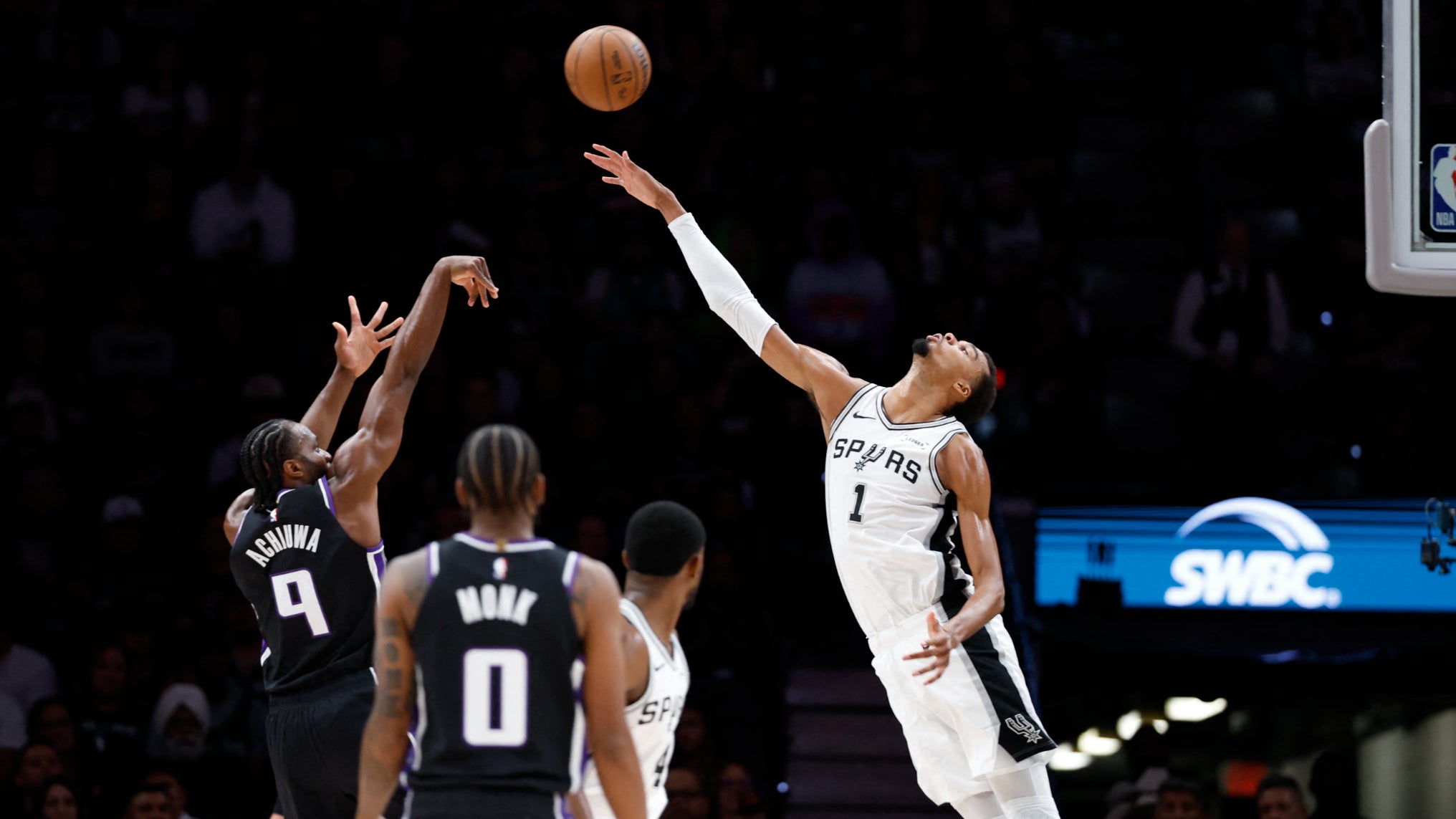 https://io-fsly-bfmtv.cdn.nextradiotv.com/_w0RUoNVcE7q1O07Nq3Aqt2ypAA=/0x70:2032x1213/images/Victor-Wembanyama-lors-du-match-de-NBA-entre-les-Spurs-et-les-Kings-le-27-10-2026-2373731.jpg