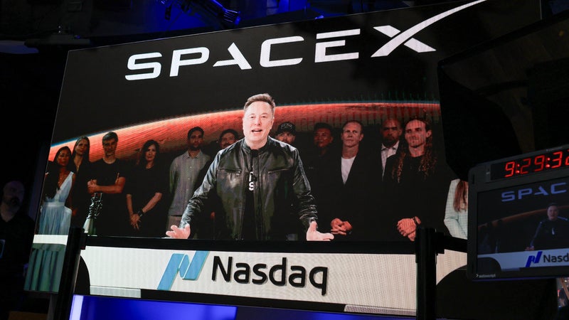 Vers une fusion entre Tesla et SpaceX? Elon Musk affirme qu'un rapprochement entre le constructeur de voitures électriques et le groupe aérospatial serait "une bonne idée" et confirme officiellement des "discussions" entre les deux entreprises