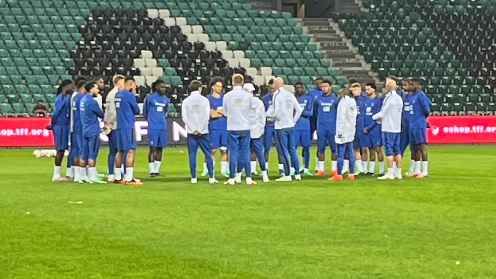 La pelouse du stade de Kocaeli où s'entraînent les Bleus le 24 septembre 2026 La pelouse du stade de Kocaeli où s'entraînent les Bleus le 24 septembre 2026