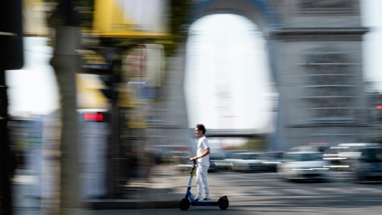 "Je vais jouer la carte de l'ignorance": ces conducteurs de trottinettes électriques à Paris peu enclins à respecter l'obligation du port du casque et du gilet jaune