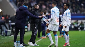 Roberto De Zerbi donne des consignes à Mason Greenwood et Quinten Timber lors du match Paris FC-OM (2-2, L1), le 31 janvier 2026
