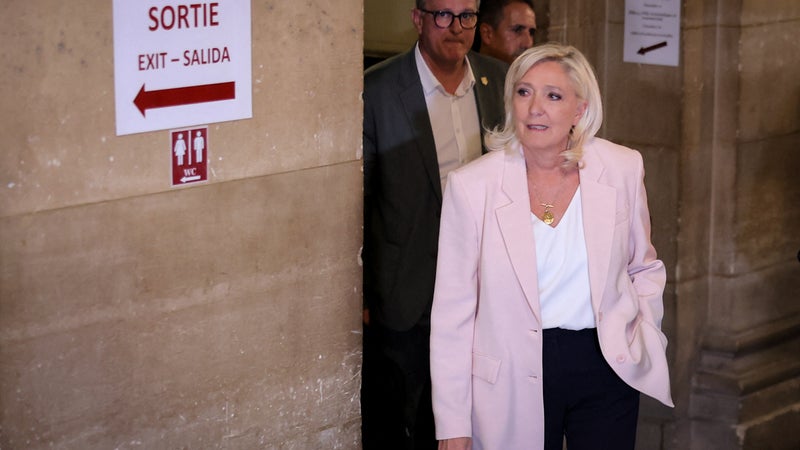 INFO BFMTV. Affaire des assistants parlementaires du FN: les avocats du RN et de Marine Le Pen dévoilent leurs arguments devant la Cour de cassation