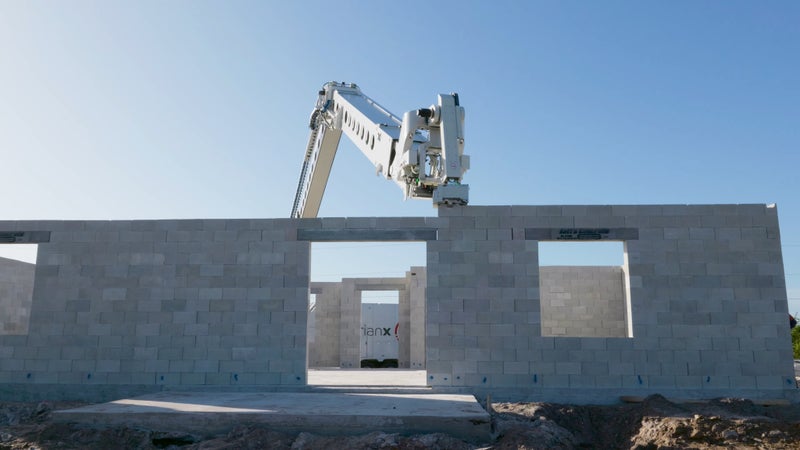 Et si votre future maison était construite par un robot maçon? Hadrian X est un bras mécanique gigantesque capable de construire une maison en deux jours