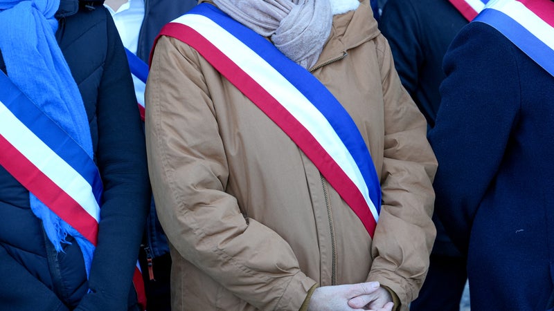 Après les violences du 17 octobre, l'Association des maires de France appelle aux rassemblements devant les mairies ce lundi midi