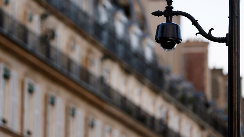 Caméras de vidéosurveillance à l'école: la mère d'Elias, poignardé à mort, estime que cette proposition est "irréaliste" et "n'apportera rien""