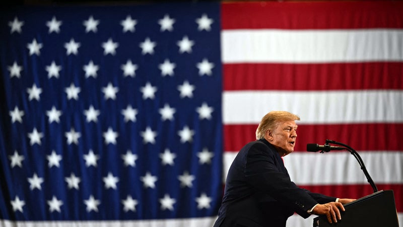 Vol à destination de Tel-Aviv dérouté: Donald Trump soupçonne l'Iran et menace de le frapper "très fort"