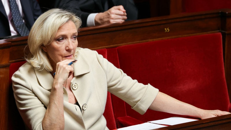 Présidentielle 2027: Marine Le Pen confirme vouloir soumettre au référendum "la pénalisation du voile islamiste dans l’espace public"