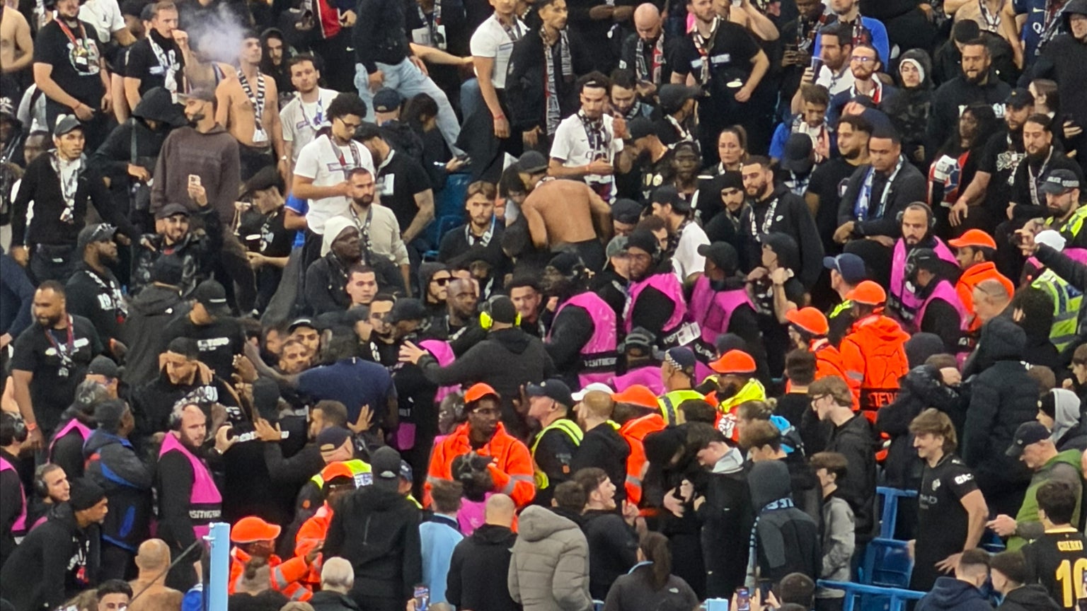 Quelques tensions entre supporters parisiens et mancuniens pendant la pause du match Manchester City-PSG / le 14 octobre 2026 Quelques tensions entre supporters parisiens et mancuniens pendant la pause du match Manchester City-PSG / le 14 octobre 2026