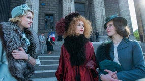 Nadia Tereszkiewicz, Isabelle Huppert et Rebecca Marder dans le film "Mon Crime", de François Ozon. 