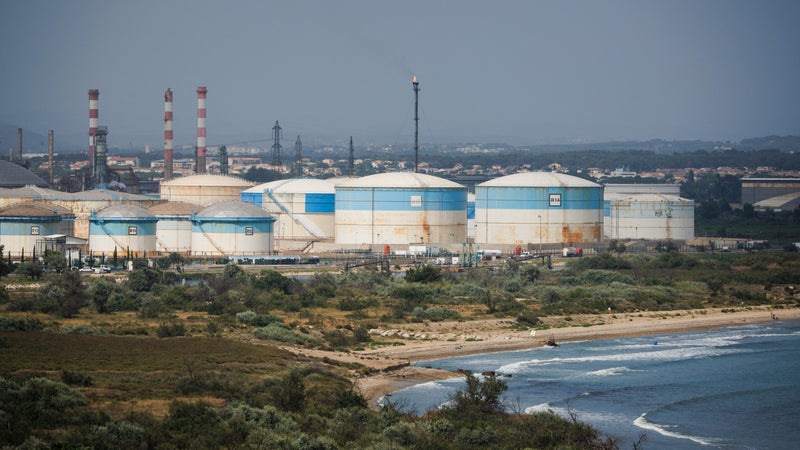 Des dizaines de pêcheurs bloquent un dépôt pétrolier à Fos-sur-Mer pour protester contre la hausse des prix du carburant