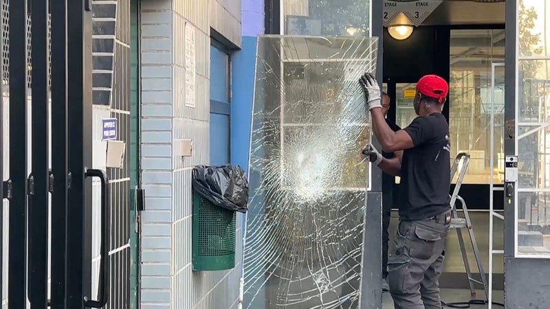 "On est délaissé": depuis une semaine, une vague de blocus dans les lycées d'Île-de-France
