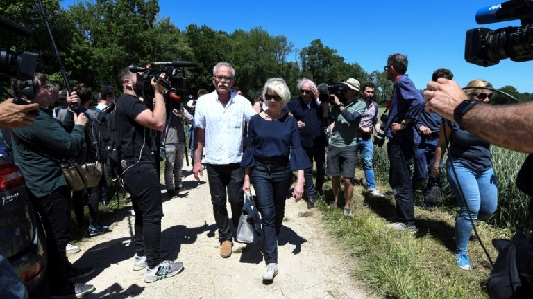 Le beau-père de Jonathann Daval, Jean-Pierre Fouillot et sa belle-mère Isabelle Fouillot lors de la reconstitution du meutre de leur fille Alexia à Esmoulin en Haute-Saône, le 17 juin 2019