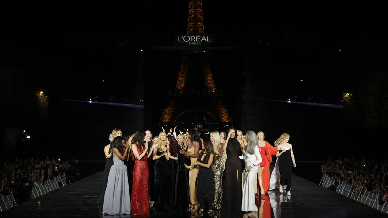 205 millions d’euros de retombées pub et Céline Dion en guest: mais pourquoi le défilé L’Oréal est le plus couru de la Fashion Week alors que ce n’est pas une marque de mode