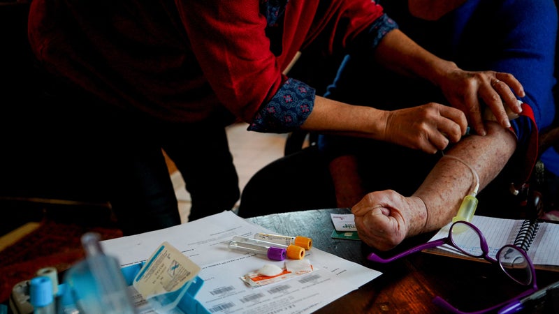 "Des gens vont mourir seuls": l'alerte des infirmiers libéraux, qui concèdent refuser des patients éloignés à cause des prix du carburant