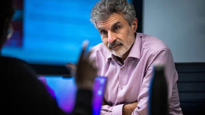 "On s'attendait à ça depuis longtemps": Yoshua Bengio, pionnier de l'IA, appelle à mettre en place des garde-fous face à la perte de contrôle de cette technologie