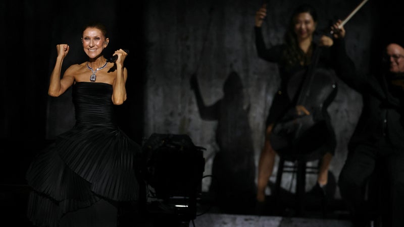 "C'était une promesse": Céline Dion, bouleversée, retrouve à Paris la scène après six ans d'absence