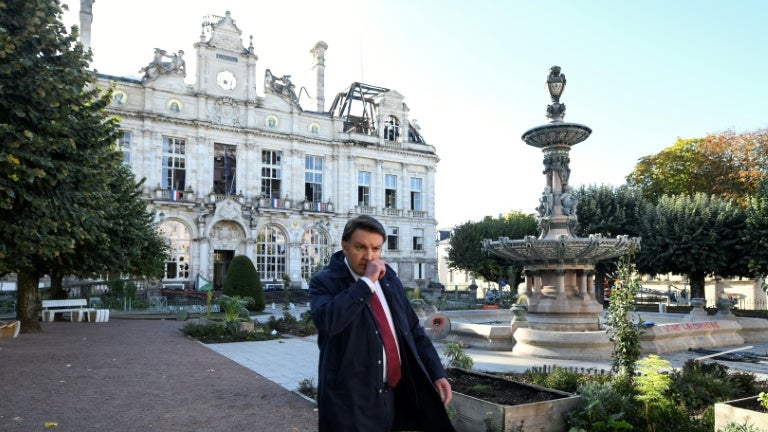 Un mail de JD Vance mais "pas d'appel" d'Emmanuel Macron: le maire de Limoges "très surpris" de ne pas avoir pu échanger avec le président français après l'incendie de l'hôtel de ville