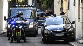 Des gendarmes escortent Marcel et Jacqueline Jacob avant une audience au tribunal de Dijon, le 20 juin 2017. 