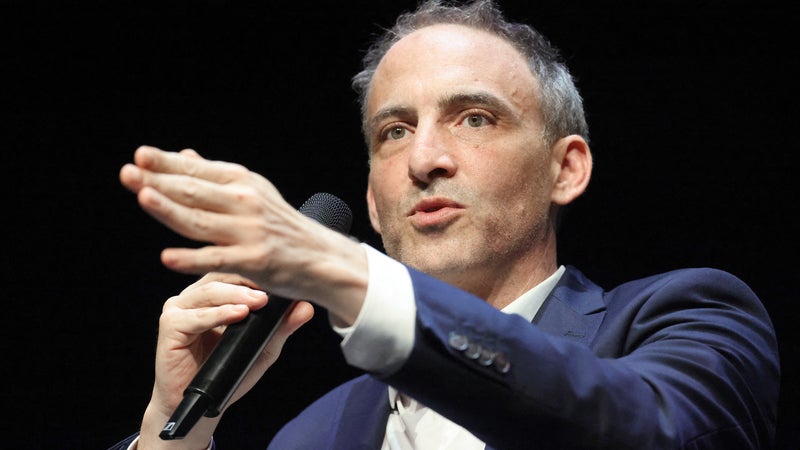 "Seul contre tous": favori de la primaire socialiste, Raphaël Glucksmann piégé et cible de toutes les attaques?
