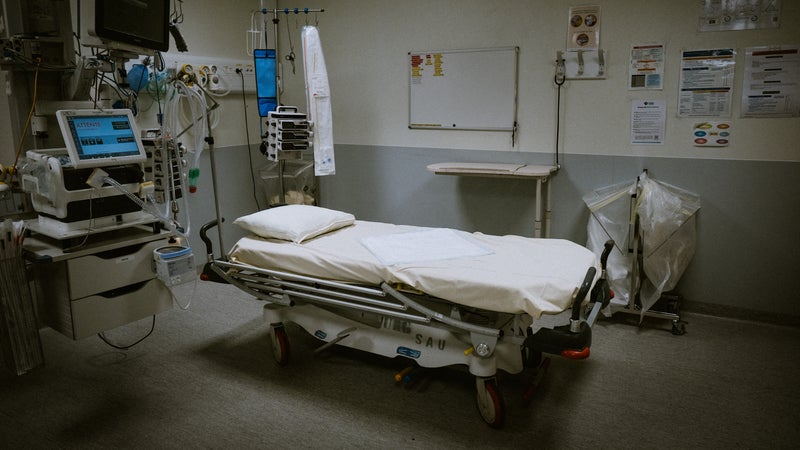"Une cascade d'erreurs médicales": elle témoigne après la mort de son fils Adam, 5 ans, à l'hôpital d'Antibes après une occlusion intestinale